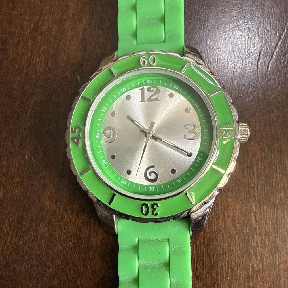 Vintage Quartz Watch With Green Silicone Band And New Battery Runs Great